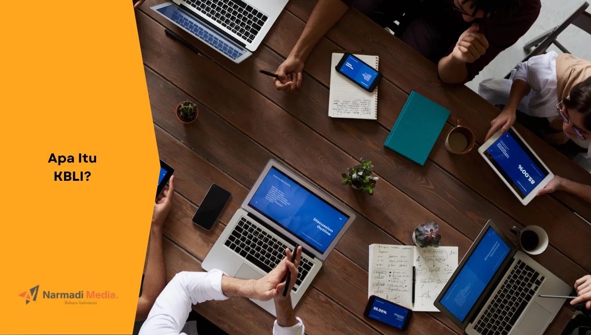 Ilustrasi berdiskusi dengan tim. Apa itu KBLI? ini penting dipahami.