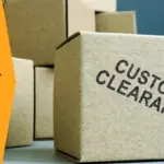 Ilustrasi barang bertuliskan custom clearance. Ini yang perlu dipahami tentang jasa PPJK.