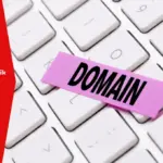 Kertas bertuliskan domain di atas keyboard. Ini aturan tentang penggunaan lagu domain publik untuk tempat usaha.